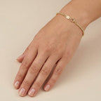 Bracelet boules facettées en or jaune 18k - bijou porté par une mannequin