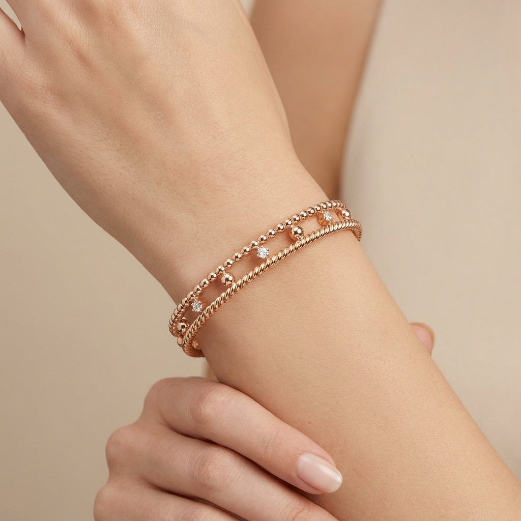 Bracelet jonc double en or rose 18k boules et pierres serties - bijou porté par une mannequin