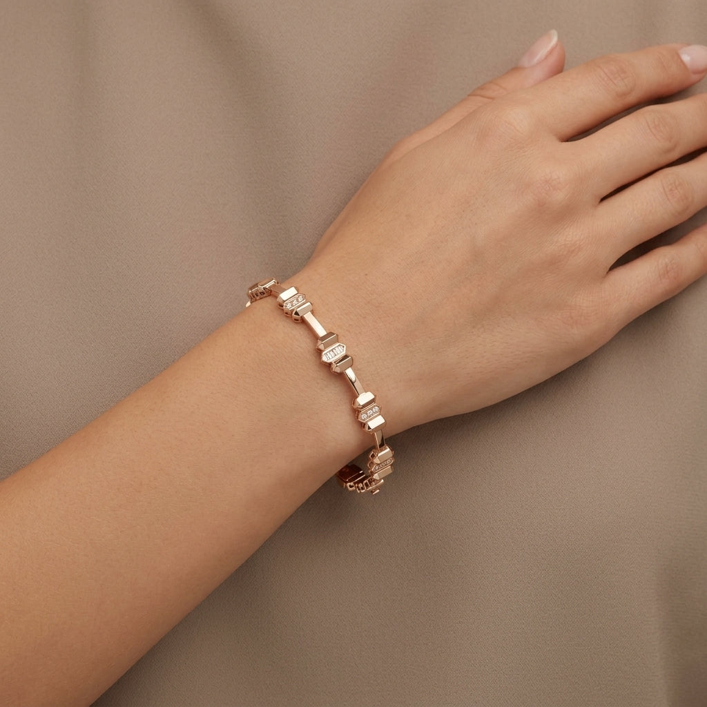 Bracelet jonc maillons en or rose 18k serti de pierres baguettes - bijou porté par une mannequin