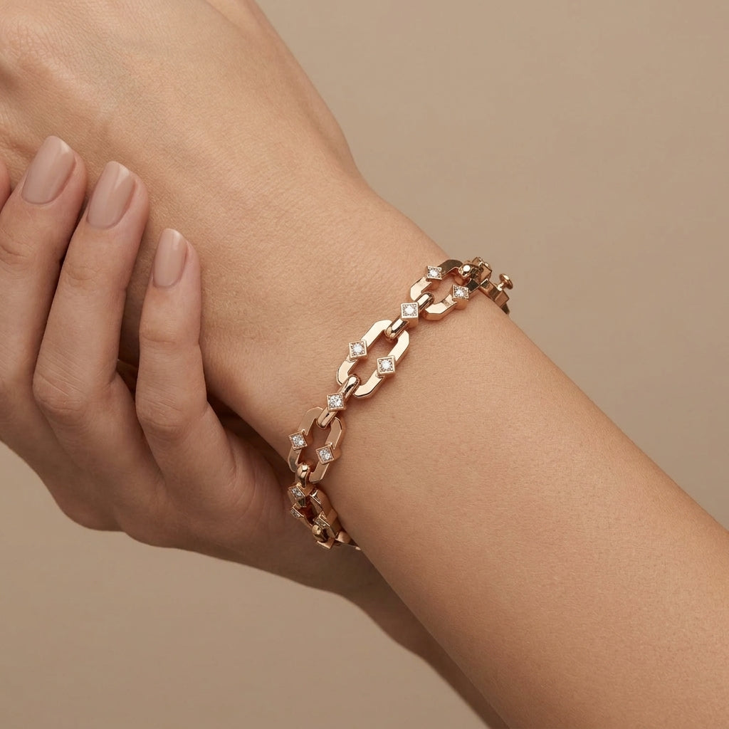 Bracelet jonc en or rose 18k maillons sertis de pierres - bijou porté par une mannequin
