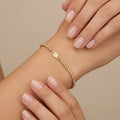 Bracelet boules facettées en or jaune 18k - bijou porté par une mannequin