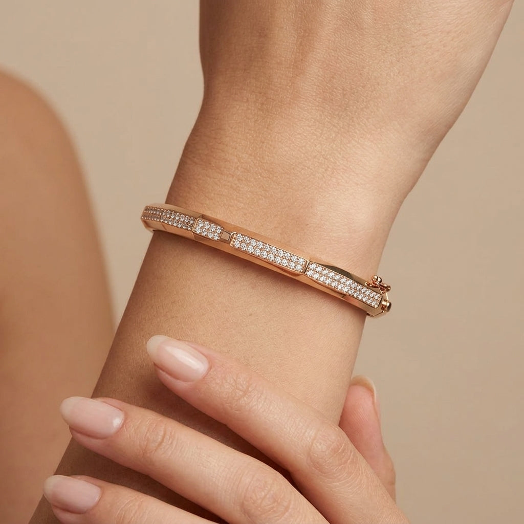Bracelet jonc double barre en or rose 18k serti de pierres - bijou porté par une mannequin