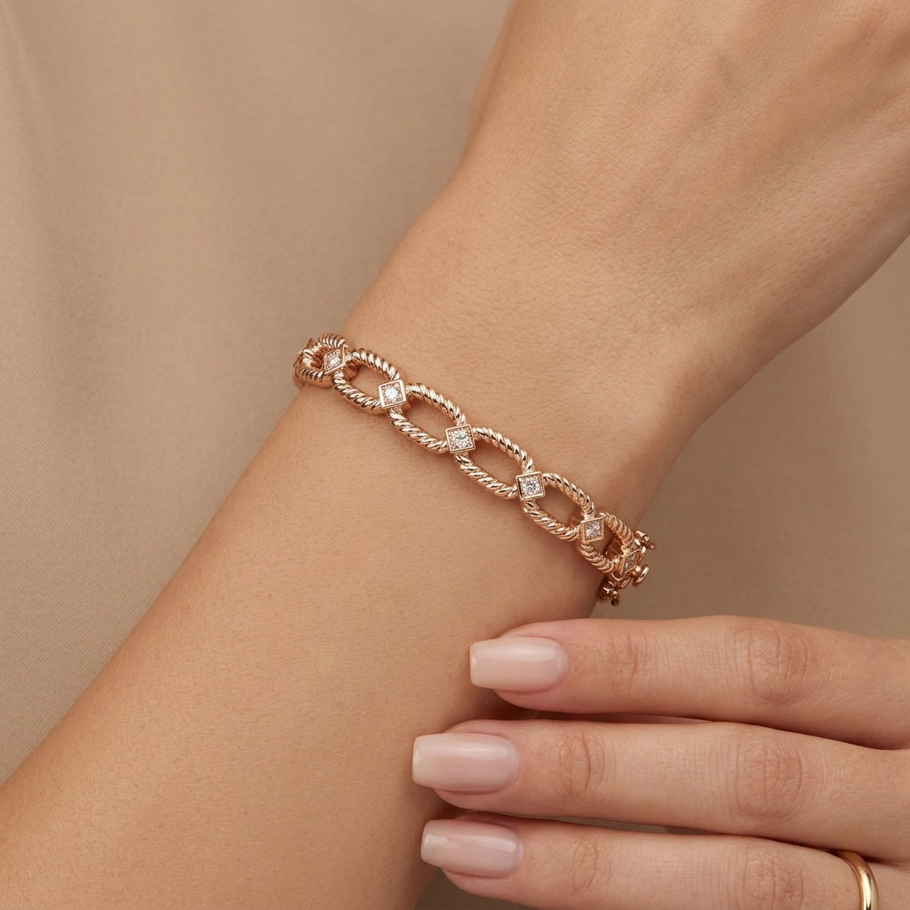 Bracelet jonc maillons ovales en or rose 18k sertis de pierres - bijou porté par une mannequin