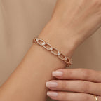 Bracelet jonc maillons ovales en or rose 18k sertis de pierres - bijou porté par une mannequin