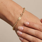 Bracelet boules facettees en or jaune 18k - bijou porté par une mannequin