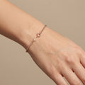 Bracelet boules facettées en or rose 18k - bijou porté par une mannequin