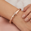 Bracelet Jonc Or Rose - Libellule Sertie de Pierres — présenté sur mannequin