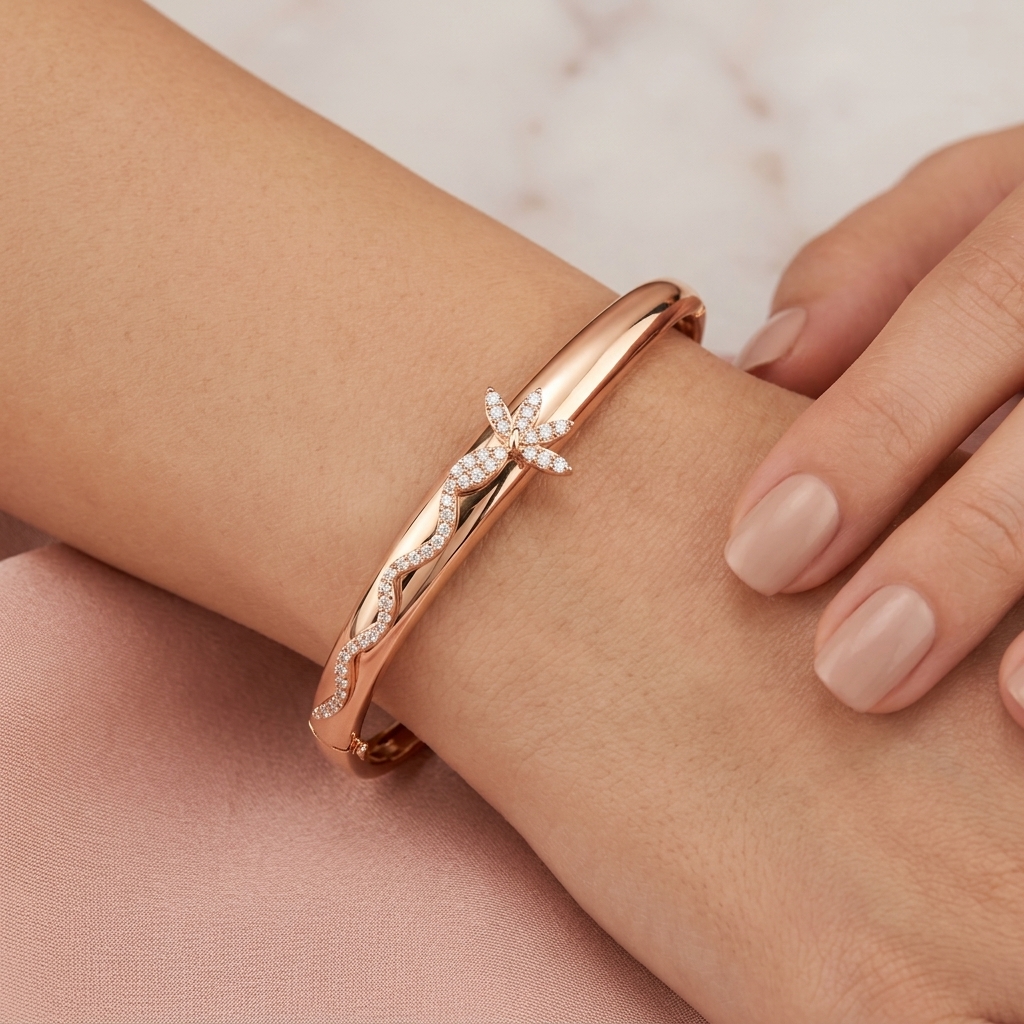 Bracelet Jonc Or Rose - Libellule Sertie de Pierres — présenté sur mannequin