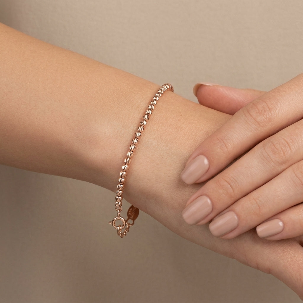 Bracelet boules facettées en or rose 18k - bijou porté par une mannequin