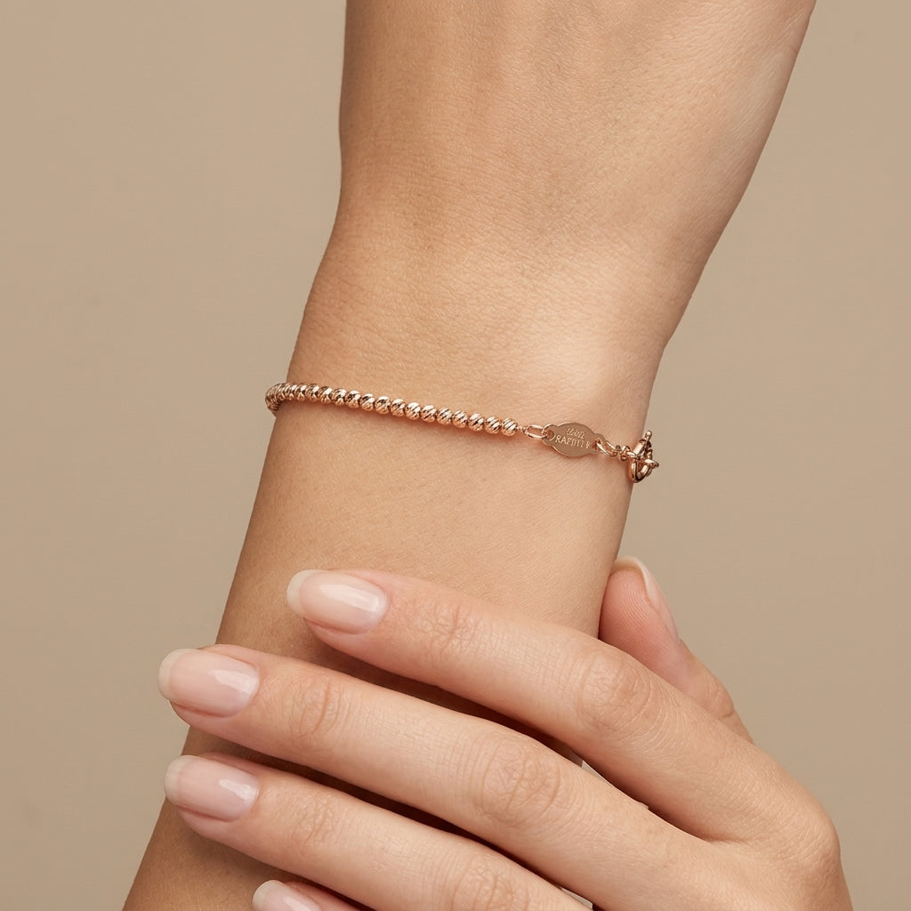 Bracelet boules facettées en or rose 18k - bijou porté par une mannequin