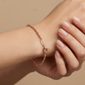 Bracelet boules facettées en or rose 18k - bijou porté par une mannequin