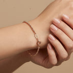 Bracelet boules facettées en or rose 18k - bijou porté par une mannequin