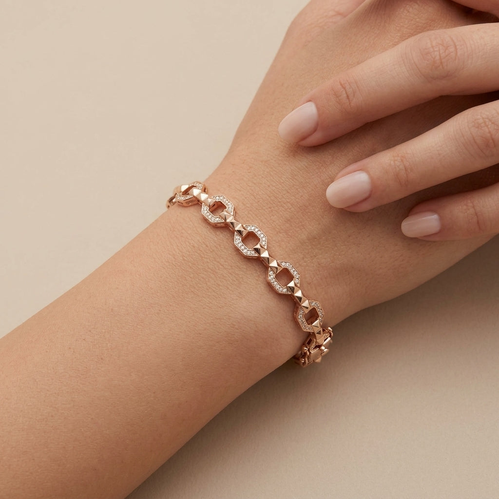 Bracelet jonc en or rose 18k motifs ronds sertis de pierres - bijou porté par une mannequin