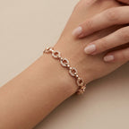 Bracelet jonc en or rose 18k motifs ronds sertis de pierres - bijou porté par une mannequin