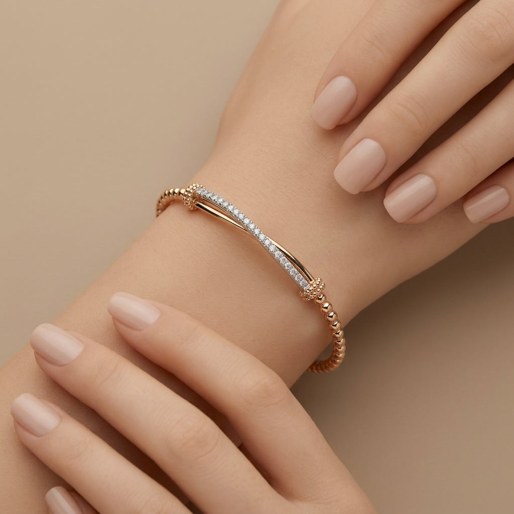 Bracelet jonc en or rose 18k barre pavée de pierres - bijou porté par une mannequin