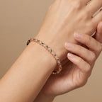 Bracelet jonc en or rose 18k pastilles serties de pierres foncées - bijou porté par une mannequin