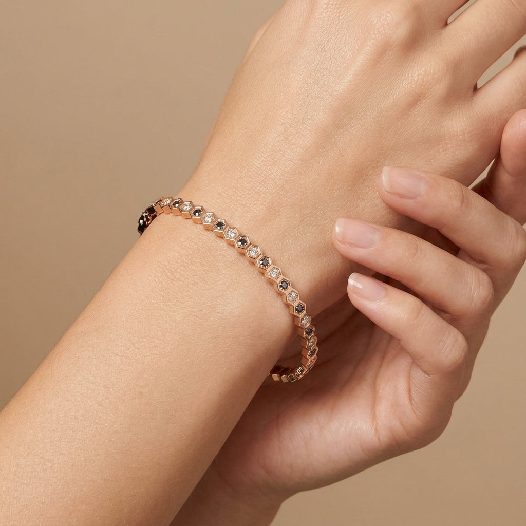 Bracelet jonc en or rose 18k pastilles serties de pierres foncées - bijou porté par une mannequin