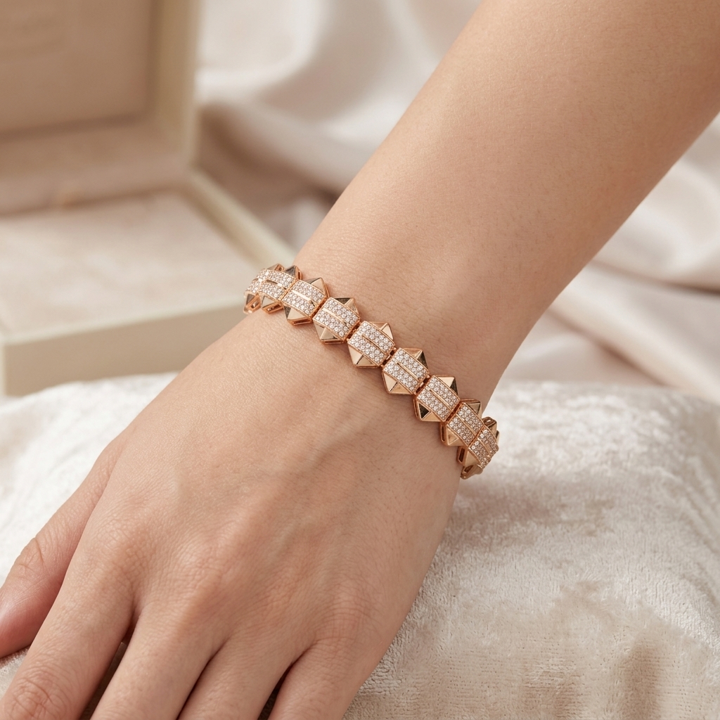 Bracelet Jonc Large Or Rose - Pyramides Pavées de Pierres — présenté sur mannequin