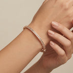 Bracelet jonc en or rose 18k serti de pierres, motif géométrique ajouré - bijou porté par une mannequin