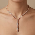 Collier cravate en or rose 18k maillons pyramides pavés de pierres - bijou porté par une mannequin
