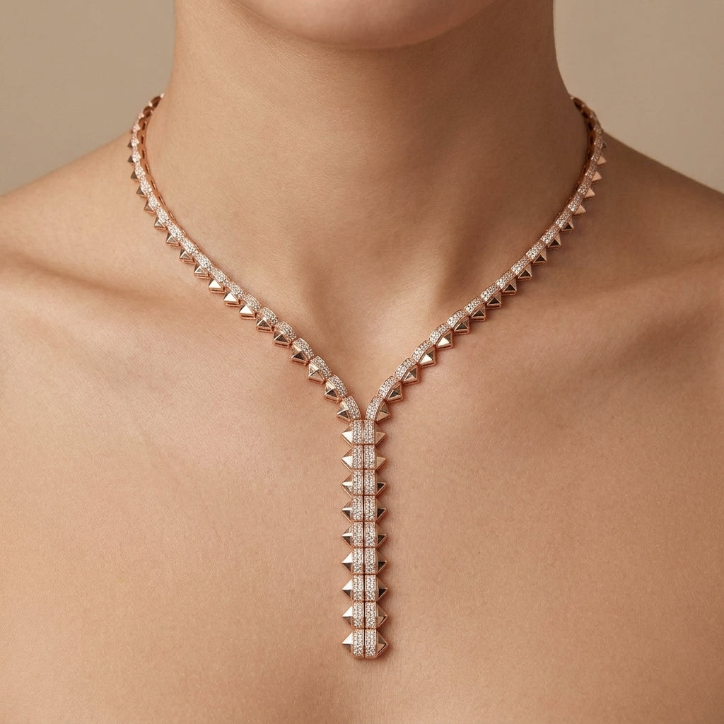 Collier cravate en or rose 18k maillons pyramides pavés de pierres - bijou porté par une mannequin