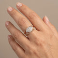 Bague en or rose 18k chaton ovale pavé de pierres, anneau boules - bijou porté par une mannequin