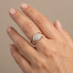 Bague en or rose 18k chaton ovale pavé de pierres, anneau boules - bijou porté par une mannequin