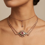 Choker double chaîne en or rose 18k rosace sertie, pierre rouge - bijou porté par une mannequin