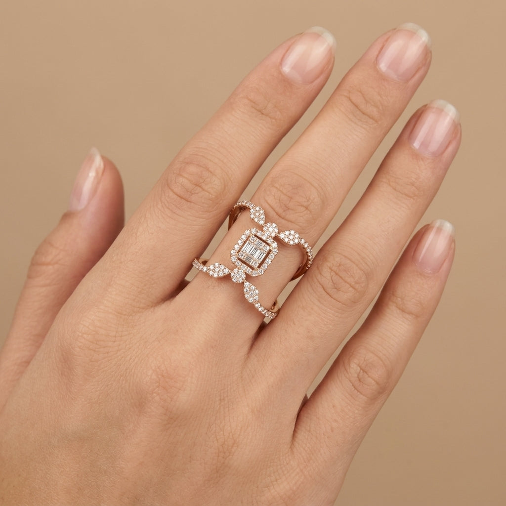 Bague en or rose 18k chaton rectangulaire pavé, anneau double croisé - bijou porté par une mannequin