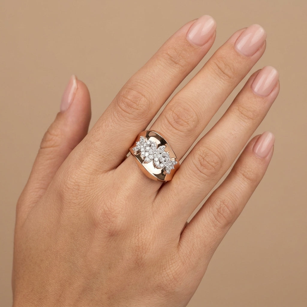 Bague large en or rose 18k pavée de pierres - bijou porté par une mannequin
