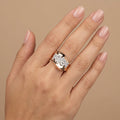 Bague large en or rose 18k pavée de pierres - bijou porté par une mannequin