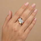 Bague large en or rose 18k pavée de pierres - bijou porté par une mannequin