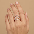 Bague en or rose 18k motifs gouttes ajourés sertis de pierres - bijou porté par une mannequin