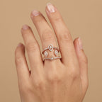 Bague en or rose 18k motifs gouttes ajourés sertis de pierres - bijou porté par une mannequin