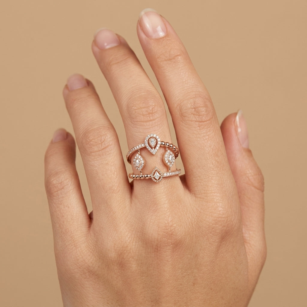 Bague en or rose 18k motifs gouttes ajourés sertis de pierres - bijou porté par une mannequin
