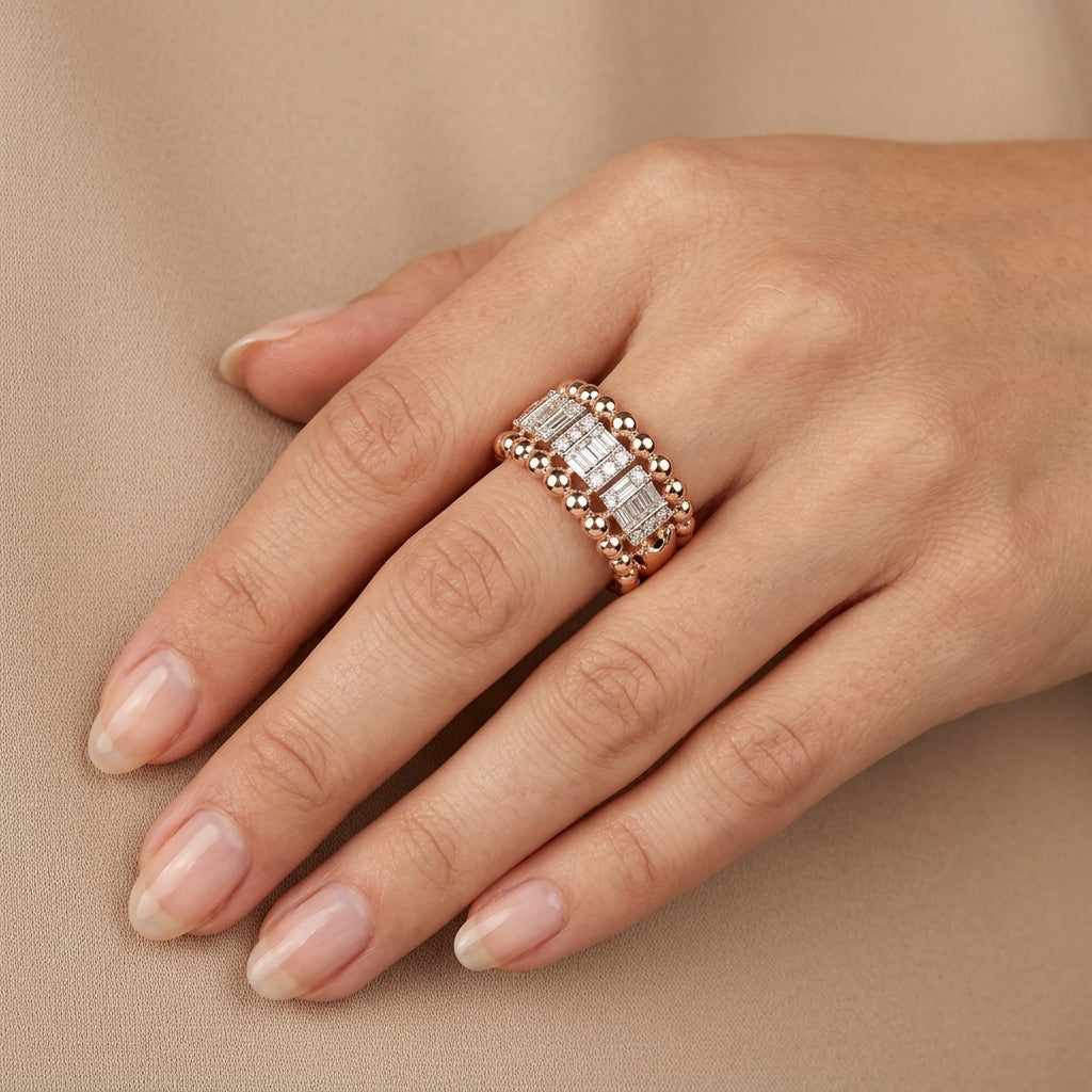 Bague large en or rose 18k pavée de pierres baguettes, bordure boules - bijou porté par une mannequin