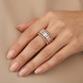 Bague large en or rose 18k pavée de pierres baguettes, bordure boules - bijou porté par une mannequin