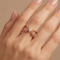 Bague en or rose 18k anneaux boules croisés sertis de pierres - bijou porté par une mannequin