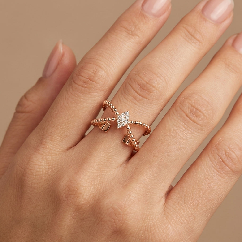 Bague en or rose 18k anneaux boules croisés sertis de pierres - bijou porté par une mannequin