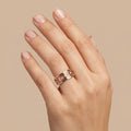 Bague en or rose 18k double anneau plaque sertie, pierre mobile - bijou porté par une mannequin
