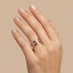 Bague en or rose 18k double anneau plaque sertie, pierre mobile - bijou porté par une mannequin