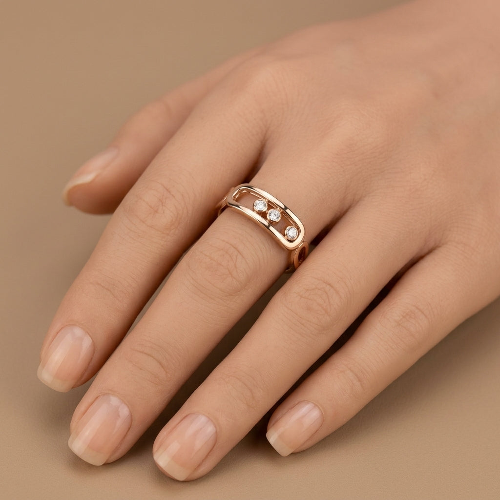 Bague fine en or rose 18k barrette sertie de pierres - bijou porté par une mannequin