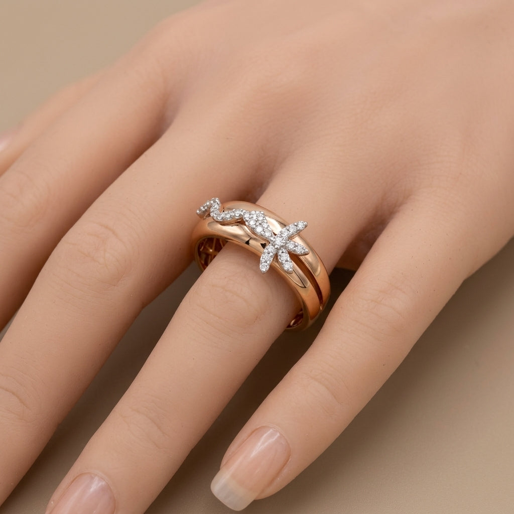 Bague en or rose 18k libellule sertie de pierres, double anneau - bijou porté par une mannequin