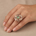 Bague beldi rosace en or rose 18k sertie de pierres, pierre verte - bijou porté par une mannequin