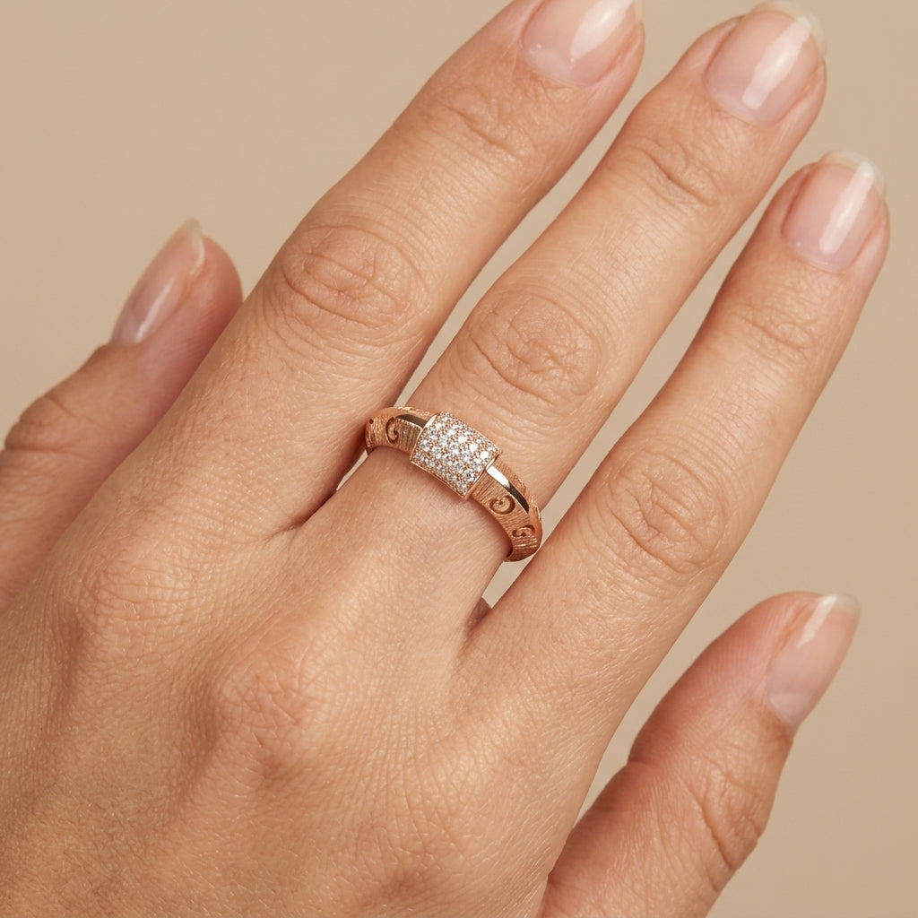 Bague fine en or rose 18k barrette pavée de pierres - bijou porté par une mannequin
