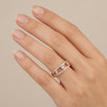 Bague fine en or rose 18k sertie de pierres, motif ajouré - bijou porté par une mannequin