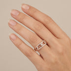 Bague fine en or rose 18k sertie de pierres, motif ajouré - bijou porté par une mannequin