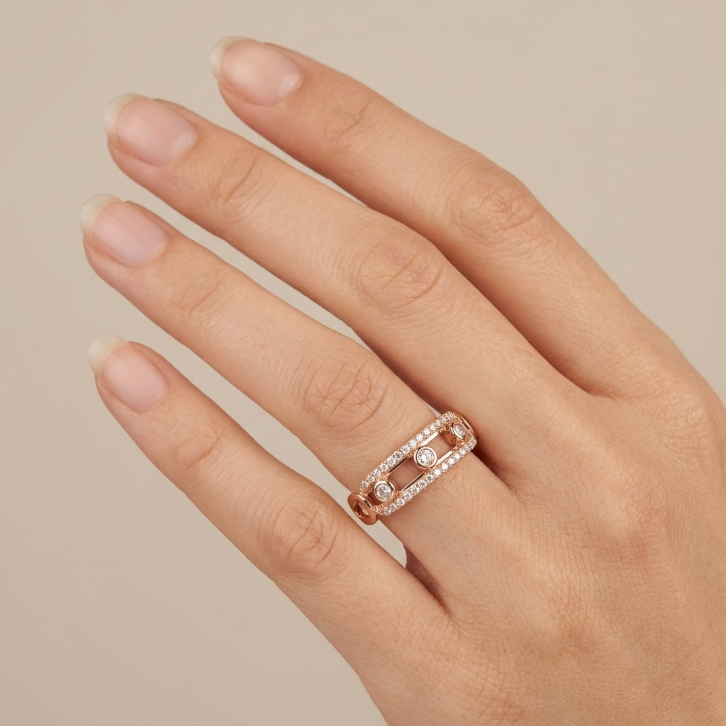 Bague fine en or rose 18k sertie de pierres, motif ajouré - bijou porté par une mannequin
