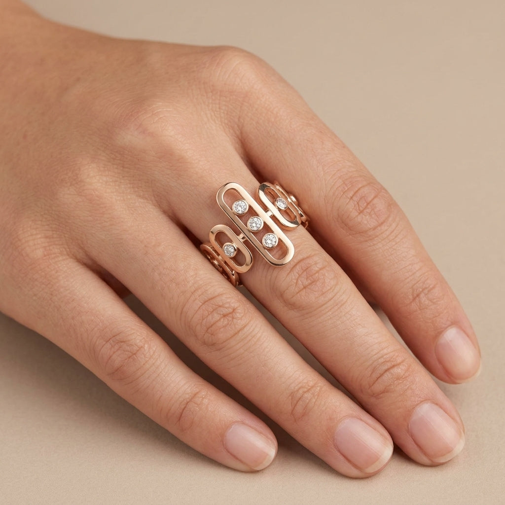 Bague large en or rose 18k trois plaques ovales serties, pierres mobiles - bijou porté par une mannequin