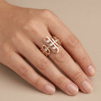 Bague large en or rose 18k trois plaques ovales serties, pierres mobiles - bijou porté par une mannequin